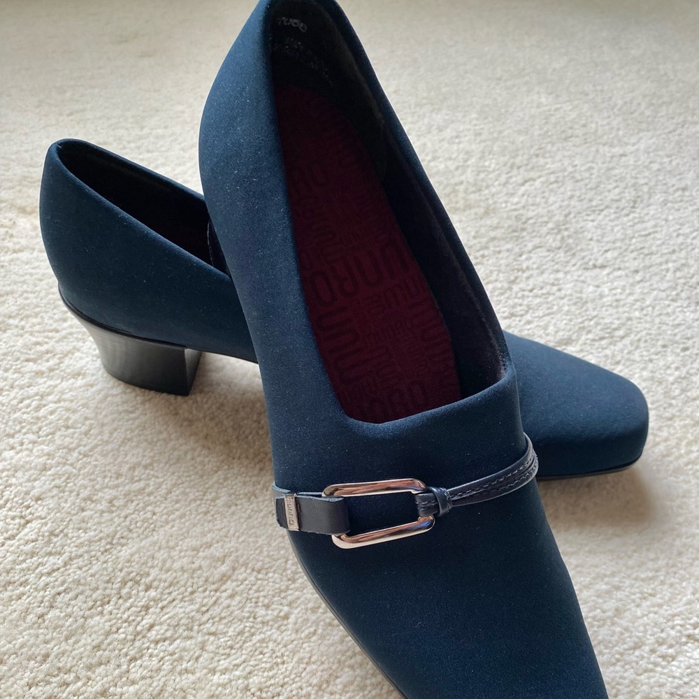 Munro CINDI Low Navy Fabric Pump. SZ 7 1/2 M.  Exquisite